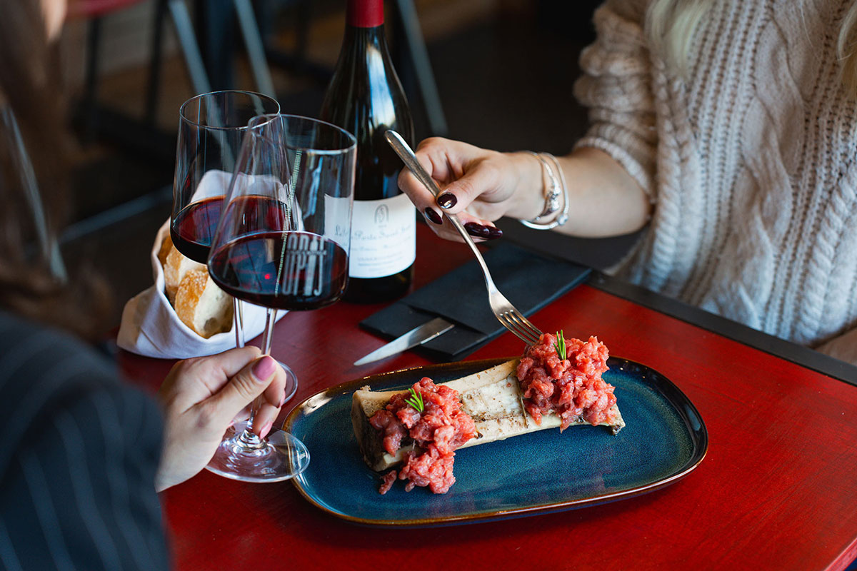 Vino e gastronomia nella fotografia di copertina di OPIS